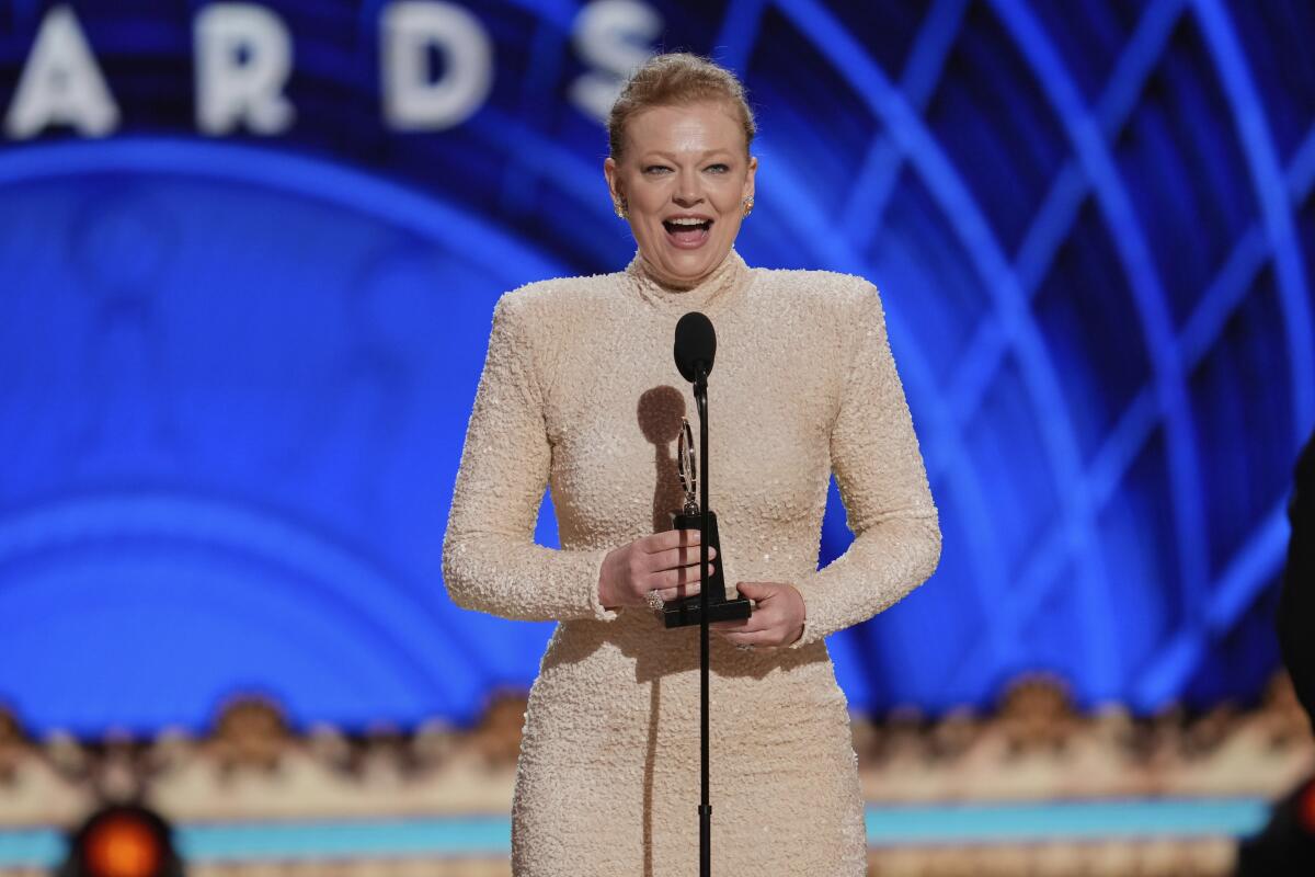 Sarah Snook accepts her Tony Award.