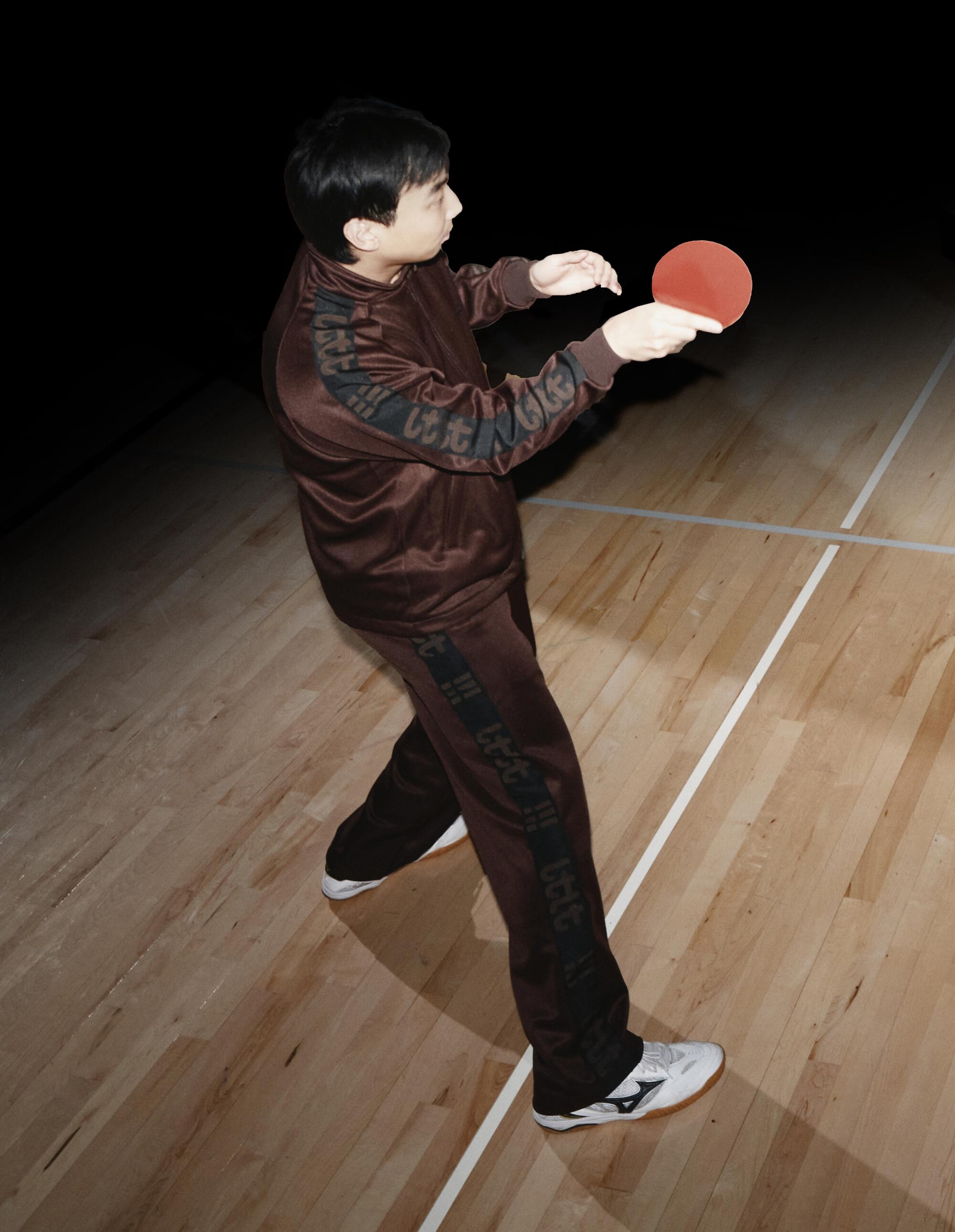 LTTT tracksuit in brown, Mizuno shoes.